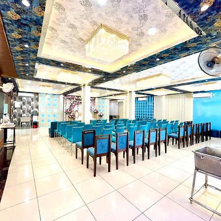 גורקפור Hotel Rama מראה חיצוני תמונה
